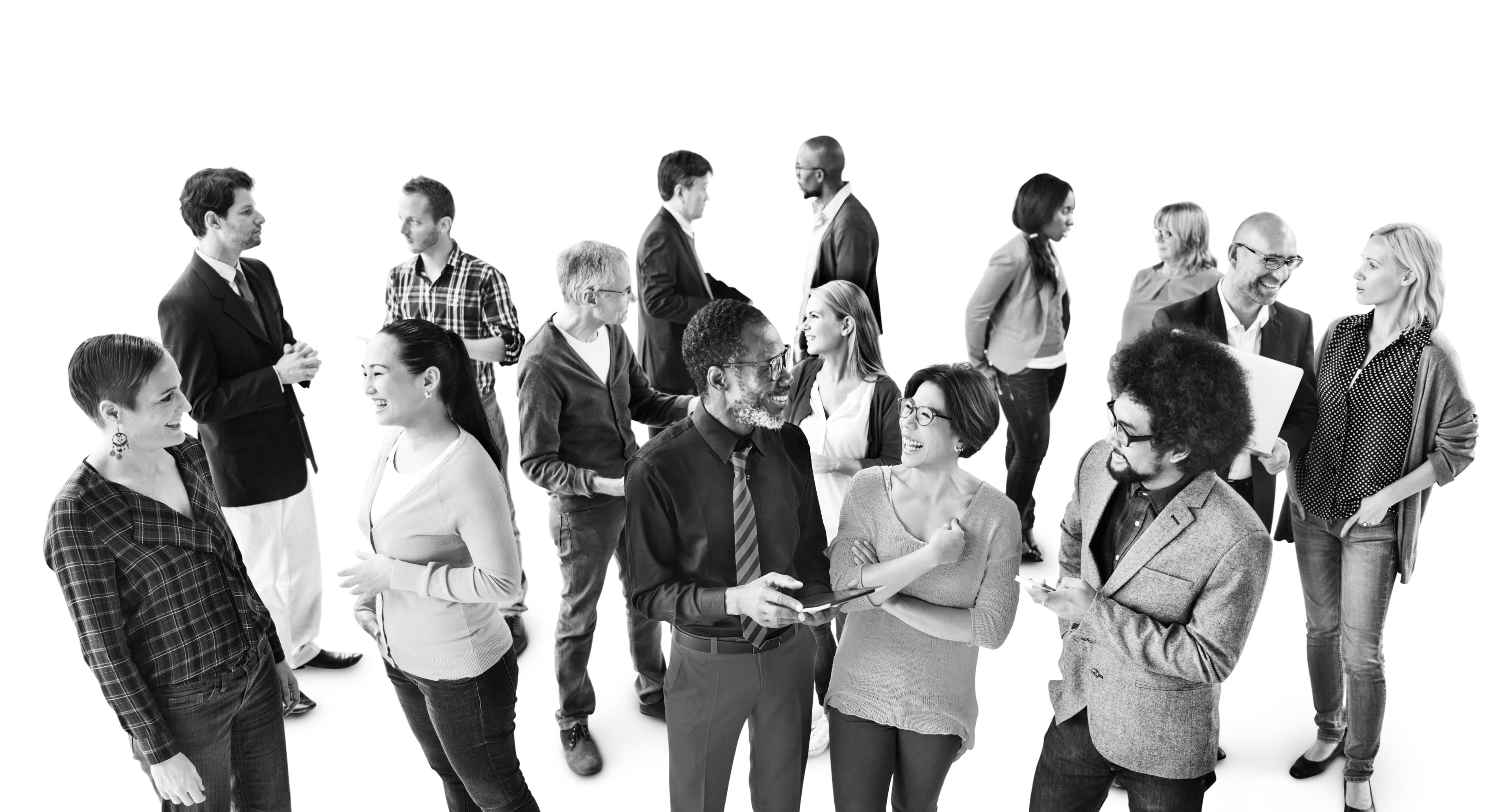Grupo diverso de personas conversando e interactuando en blanco y negro sobre fondo blanco.